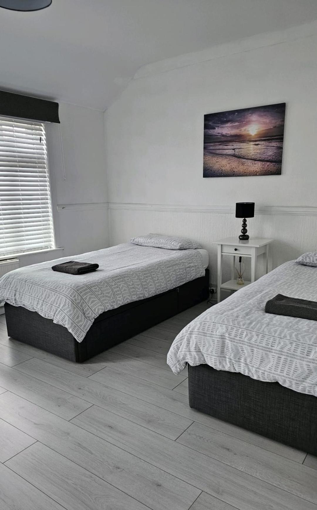 The Crescent, 3 Bed House With 2-3 Parking Spaces, Great For Contractors And Family Greenhithe ภายนอก รูปภาพ